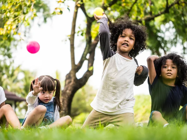 Enfants jouant à la garderie